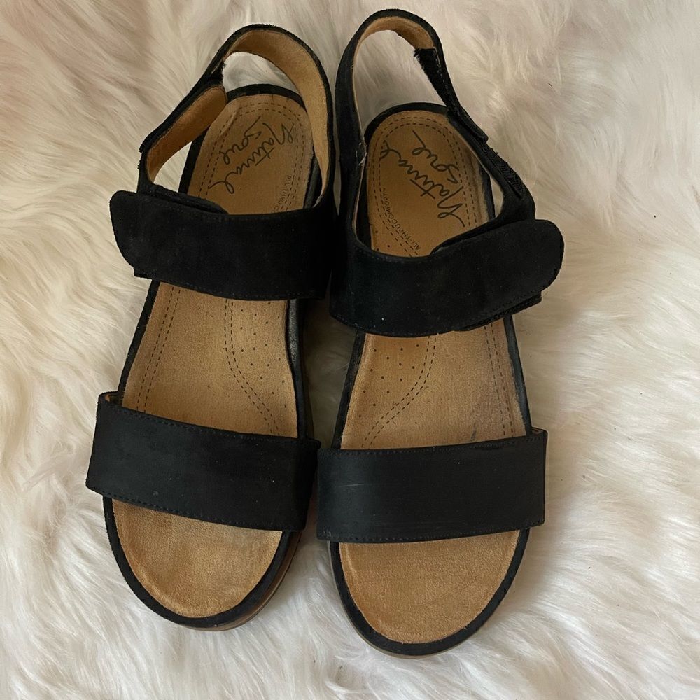 Natural Soul Kaila black faux suede wedge sandals with straps size 10M